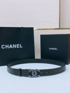 Chanel经典双C皮带腰带新款牛仔扣搭配小牛皮皮带身，质感满分，简直身春日里的点睛之笔，皮带直径3.0Cm