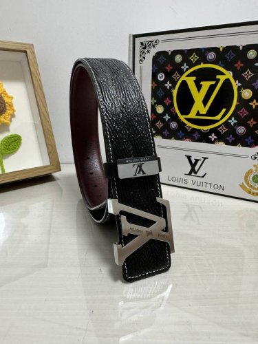 品名：Lv..路易..威登 材质：原单牛皮腰带 百分百头层牛皮腰带保证真皮，24K纯钢扣，专柜原单品质、做工精细，时尚大牌，送人自用首选 包装： 请认准如图专柜