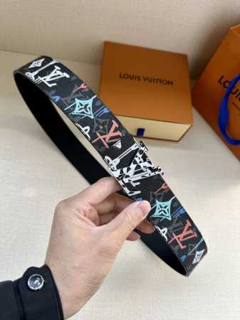特 Lv 4.0宽 Shape 双面腰带为 Lv Shape 搭扣赋予摩登雾面观感，无论搭配异彩纷呈的 Lv Graffiti 帆布或沉稳牛皮革，均可表明个性态 - 点击图像关闭