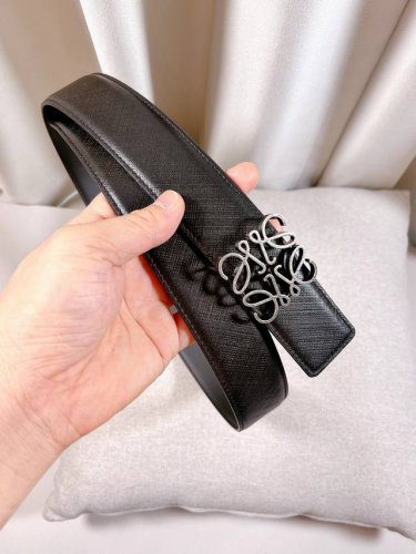 特 Loewe 罗意威 专柜最新同款腰带 双面头层牛皮 正反面两穿腰带 选用压纹丝绸牛皮革制成 反复anagram图案 配有loewe Anagram针扣 男神