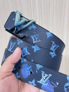 本款 双面腰带以水彩效果捕捉画家的创意瞬间，将 Monogram 图案浮现于晕染底色，翻转即现素净一面。哑光 搭扣再添品牌格调。Monogram 帆布，小牛皮，