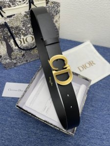 迪奥550 3.0Cm。 这款 Montaigne Avenue 腰带从同名手袋汲取灵感，采用黑色光滑 牛皮革精心制作，质感柔软，设计优雅，饰以富有光泽的新款金