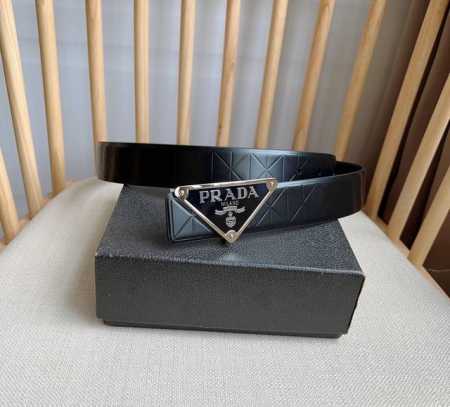 特 Prada 普拉达 专柜最新款 这款腰带采用精美的亮面压花皮革打造 呈现简约精致的优雅风范 充满现代感的简约金属搭扣饰以雕刻式徽标 品牌格调跃然眼前 宽3. - 点击图像关闭
