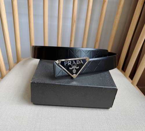 特 Prada 普拉达 专柜最新款 这款腰带采用精美的亮面压花皮革打造 呈现简约精致的优雅风范 充满现代感的简约金属搭扣饰以雕刻式徽标 品牌格调跃然眼前 宽3.