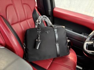 高端货 最新款 “ Prada ”普拉达单肩包普拉达邮差包单肩斜挎包 字母Logo徽标可调节肩带Saffiano皮革邮差包单肩斜挎包 男款 黑色 尼龙和Saff