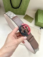 宽度4.0Cm Gucci 这款腰带在品牌系列中惊艳亮相，采用以经典颜色 乌木色组合呈现的品牌双G字母交织图案，与选用头层牛皮材质相得益彰。双色五金效果，突显时