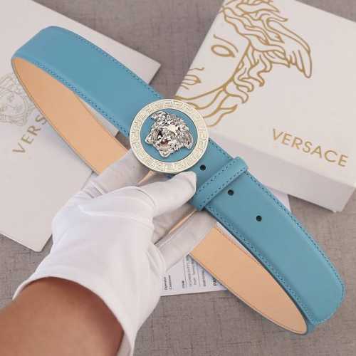 特 宽度4.0Cm Versace 范思哲 此款平纹砂底 双面头层 ：手感柔软、此款腰带配有醒目的美杜莎头像搭扣，可为任何造型增添几分立体雅致效果。