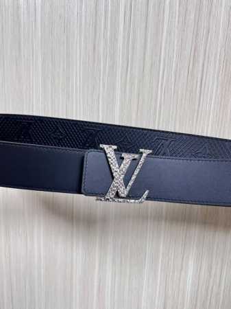 4.0宽双面进口牛皮压花，原单平纹底搭配精品扣头，4.0宽压网格。布纹扣 - 点击图像关闭