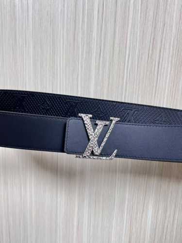 4.0宽双面进口牛皮压花，原单平纹底搭配精品扣头，4.0宽压网格。布纹扣