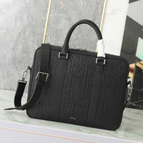 公文包 黑色Dior Gravity印花效果皮革和黑色粒面牛皮革 P40,000 编号:1Esbr180Llg_H00N 尺寸:37X28X6厘米 长X高X宽