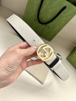 特 Gucci 宽度4.0Cm每一季，品牌典藏设计中的标志性元素都会吐故纳新，为经典注入新意。Guccio Gucci字母交织图案巧妙融入纹理和材质，以印花压纹