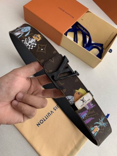 品名： Lv..路易..威登原单 型号： 挂扣，图片实物拍摄 材料：头层牛皮，挂扣系列，纯钢质扣头，钯镀电镀工艺永不掉色。带身可双面使用，新款咖老花卡通图，专柜