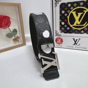 品名：Lv..路易..威登 材质：原单牛皮腰带 百分百头层牛皮腰带保证真皮，24K纯钢扣，专柜原单品质、做工精细，时尚大牌，送人自用首选 包装： 请认准如图专柜