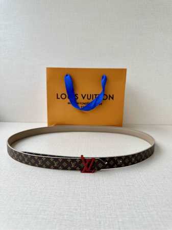 2.0宽Mini Lv 双面腰带以华美皮革和标志性 Monogram 帆布演绎两式风范，为纤细构型融入莹泽 Lv Initiales 金属搭扣。榄尖形末端再添优 - 点击图像关闭