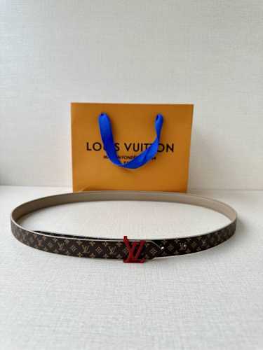 2.0宽Mini Lv 双面腰带以华美皮革和标志性 Monogram 帆布演绎两式风范，为纤细构型融入莹泽 Lv Initiales 金属搭扣。榄尖形末端再添优