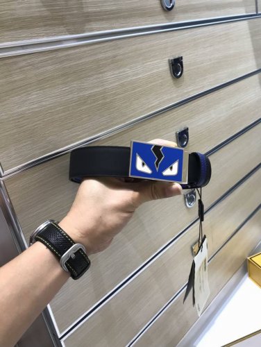 ff系列，特批P200 Fd 宽35Mm 专柜最新款 老佛爷小怪兽系列 双面用腰带 黑蓝十字纹，手感舒适，长方形珐琅带扣 装饰Bag Bugs造型和镀钯细节，双