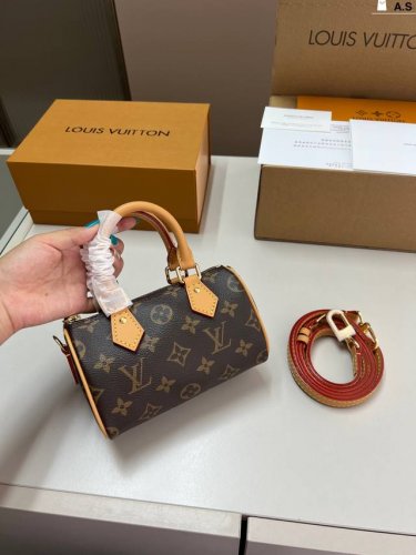 芯片版本 Lv Speedy None 枕头包 这款Retiro 手袋以标志性的Lv老花面料制成，搭配奢华的变色牛皮饰边，经典永恒 A.S尺寸16×10折叠盒飞