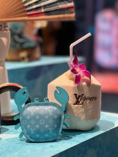 官网新品 热卖Louis Vuitton 路易威登Lv 小螃蟹耳机包钥匙扣挂件挂饰 Lv钥匙包蓝牙耳机包 可放耳机 零钱等小物件 以玲珑之姿复刻路易威登备受青睐