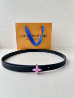 2.0宽 Lv Iconic 腰带令传统元素焕现摩登魅力。纤细尺寸可穿过束带圈或单独收拢腰线，Iconic 搭扣流露优雅格调，双面设计实现更多造型可能一面 Mo