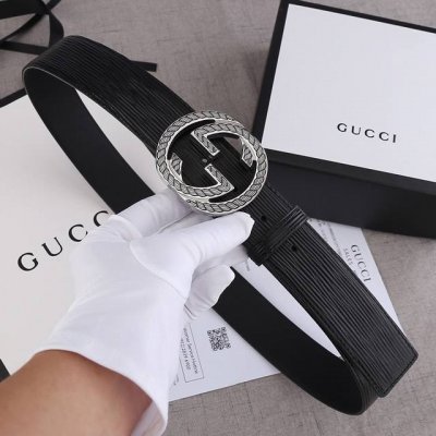 宽度4.0Cm Gucci 品牌标志性的原单双G标识经重新诠释后，以光彩夺目的金色调呈现在这款水波纹皮腰带上。