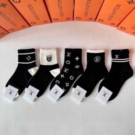 特 配专柜包装 Lv 路易威登 新款中长筒堆堆袜袜子！一盒五双，专柜同步筒袜袜子，大牌出街，潮人必备超好搭 - 点击图像关闭