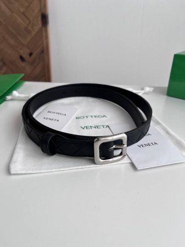 Bv 2025最新款女士编织腰带 纯手工Intreccio大格子编织 双面意大利小牛皮搭配日字型微复古银色针扣 可活动皮环 皮带宽度2Cm 颜色: 黑色