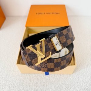 品名： Lv..路易..威登腰带皮带原单 型号：挂扣，经典纯钢材质挂扣，头层牛皮，图片实物拍摄 材料：头层牛皮，挂扣系列，纯钢材质扣头，钯镀电镀工艺永不掉色。原