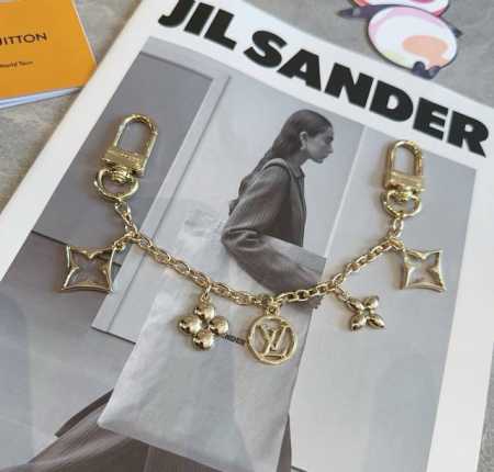 Lv钥匙扣 包包挂链 挂件 金色M01188 Spring Street Chain 包饰将 Monogram 花卉和 Lv 字母等经典元素化为袖珍挂饰 - 点击图像关闭