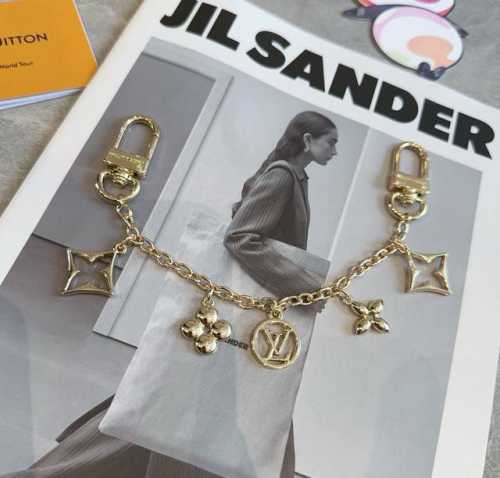 Lv钥匙扣 包包挂链 挂件 金色M01188 Spring Street Chain 包饰将 Monogram 花卉和 Lv 字母等经典元素化为袖珍挂饰