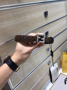 特P200 配送专柜包装 打孔针 新款 Fd 宽20Mm 标志造型 钉扣式带扣。进口小牛皮制成，原版浮雕 Ff 纯手工 绘黑色咖啡色Ff 图案，非市场电脑喷印平