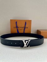特 4.0宽 Lv Shadow 腰带拥有 Monogram Shadow 皮革的经典风尚和素面皮革的内敛格调，再为 Lv 搭扣描绘双层扣 以摩登笔触焕新男士衣