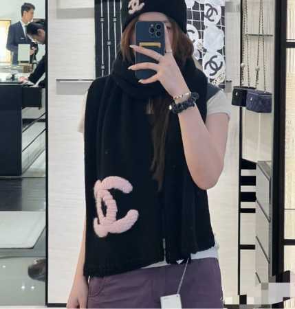 重磅推荐Cha 香奈儿秋冬新品 羊绒围巾臻选上乘的山羊绒纤维，耗时耗力，再以清泉水浸泡涤荡，使羊绒纤维呈现出独特的蓬松质感，手感才如此细腻，采用轻缩绒工艺，才有 - 点击图像关闭