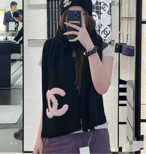 重磅推荐Cha 香奈儿秋冬新品 羊绒围巾臻选上乘的山羊绒纤维，耗时耗力，再以清泉水浸泡涤荡，使羊绒纤维呈现出独特的蓬松质感，手感才如此细腻，采用轻缩绒工艺，才有