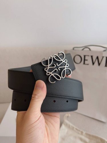 Loewe.罗意威 全套包装 产品打造成兼具实用性及独特性的时尚精品。Loewe罗意威采用卓越工艺，简约造型，精美材质质量，致力打造针对不同生活领域的时
