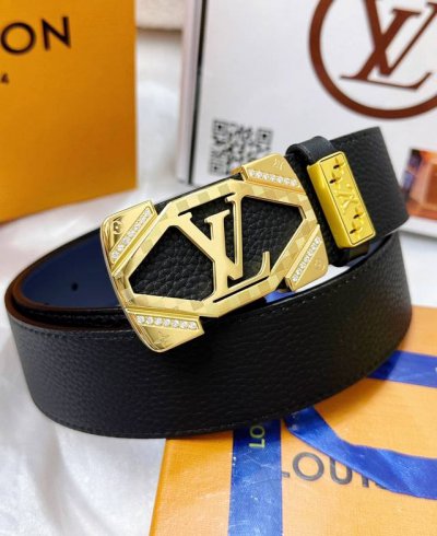 皮带：Lv..路易..威登顶级复刻. 腰带：原单品质百分百头层牛皮，保证真皮。镶嵌颗颗饱满钻石镶钻工艺.真空电镀.永不掉色.24K实心纯钢扣头层小牛皮荔枝纹路双