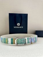 宽度3.8Cm Versace 此款印花腰带采用小牛皮制成，金色搭扣饰有品牌标志性的美杜莎头像！