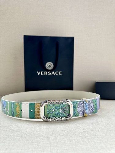 宽度3.8Cm Versace 此款印花腰带采用小牛皮制成，金色搭扣饰有品牌标志性的美杜莎头像！