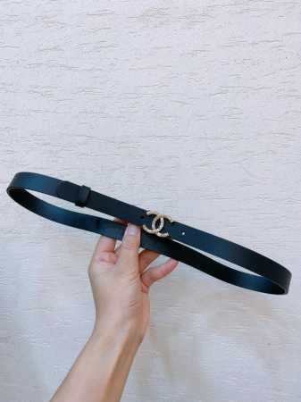 Chanel Cc雕刻工艺Logo扣 小牛皮腰带 手感柔软 2.0Cm、扣子小巧 一改往日粗旷浮夸的大Logo腰带风格 必入单品 - 点击图像关闭