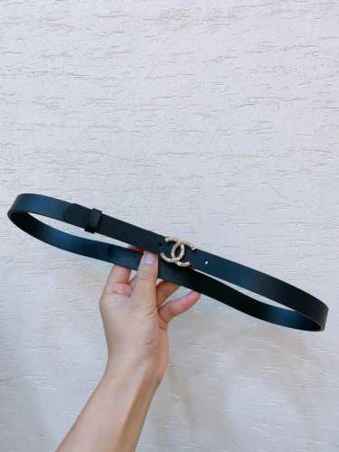 Chanel Cc雕刻工艺Logo扣 小牛皮腰带 手感柔软 2.0Cm、扣子小巧 一改往日粗旷浮夸的大Logo腰带风格 必入单品