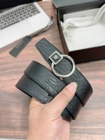 特 范思哲宽度3.5Cm,以经典 Versace 美杜莎装饰设计，增添造型魅力。完美时尚必备单品。8188128