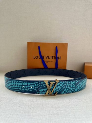4.0宽:路易威登与草间弥生再度联袂，在合作系列中推出 Lv X Yk Lv Webbing 腰带，于棉布表面重绘这位日本艺术家多次解构的南瓜图案