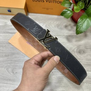 Lv.路易威登 宽40Mm双面原版小牛皮 搭配单钌钯电镀扣 完美的手感.油边 出众的设计.风格 高贵奢华 时尚大方 高清实拍 货真价实 品质保证 双面用