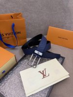 新款 Lv 腰带出自 2025新款压字母Monogram 花卉，展现西部牛仔的灵感启发。双重缝线穿梭于皮革内外两侧，成就多种造型可能，宽度 3.5Cm 全套包装