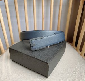 高端品质，实物拍摄 批￥ 配全套礼盒 ：Prada 普拉达 专柜最新款 这款腰带精致低调 优雅摩登 简约时尚的金属带扣配有刻字徽标 勾勒精致细节 是prada男