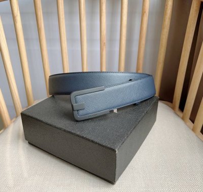 高端品质，实物拍摄 批￥ 配全套礼盒 ：Prada 普拉达 专柜最新款 这款腰带精致低调 优雅摩登 简约时尚的金属带扣配有刻字徽标 勾勒精致细节 是prada男
