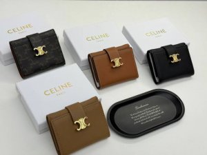 Celine F07颜色 黑色 杏色 棕色 老花 尺寸 11*10*5Celine短式钱包非常炫美的一个系列，专柜同步，采用头层牛皮，精致时尚！