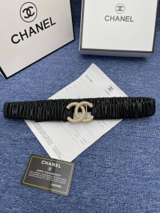 品牌香奈儿女带 特 描述双面原版皮可调节式皮带，小牛皮材质，配有钯金色和银色钢金属扣 牛皮材质 不锈钢 香奈儿扣 3.0厘米 意大利制造 腰带为意大利尺寸，请在