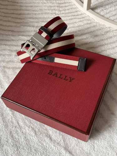 特 Bally 巴利专柜同款 男士时尚布配皮双用腰带 宽 3.4Cm Tamal 融入了永恒经典的 Bally 红白条纹，且具有充满现代感。固定式双面设计加上别