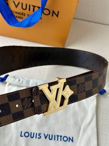 4.0宽Lv Flower 双面腰带取材 Monogram 涂层帆布，借背面皮革的 Lv Flower 压纹彰显 Pharrell Williams 设计的崭新