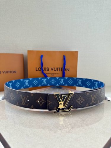 特 本款 4.0宽 Lv Initials 双面腰带展现经典Monogram 帆布的缤纷演绎，以 Lv 字母搭扣彰显瞩目风范，可为经典或休闲造型注入摩登新意
